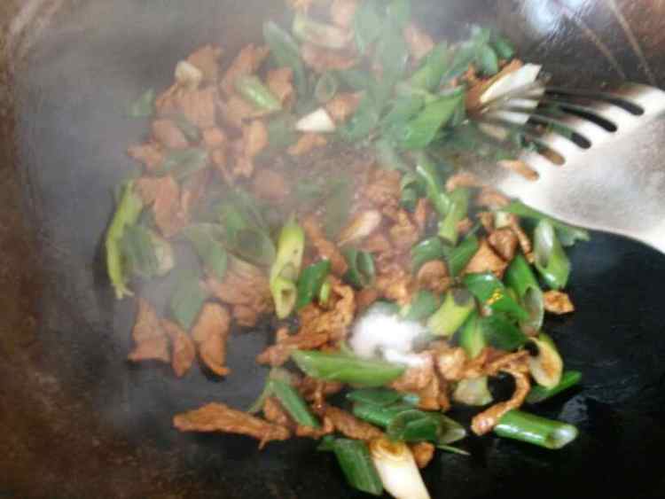 大葱炒肉步骤7