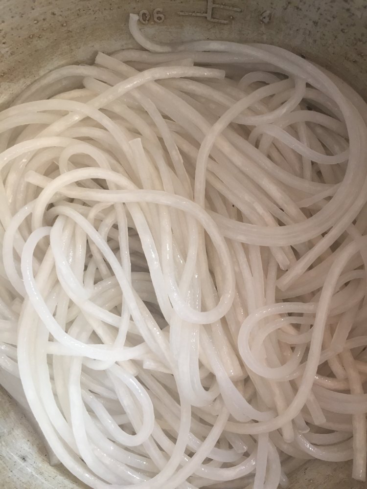 雪菜肉末味的土豆粉步骤5