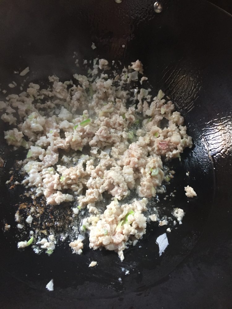 雪菜肉末味的土豆粉步骤3