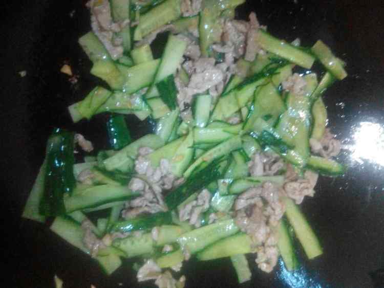 青瓜炒肉步骤8