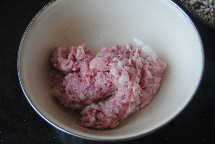 香菇猪肉锅贴步骤2