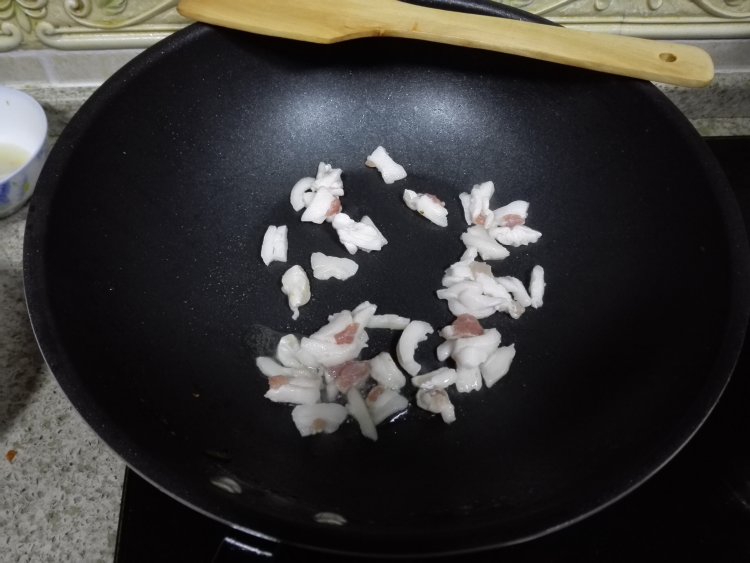 大蒜炒肉步骤1