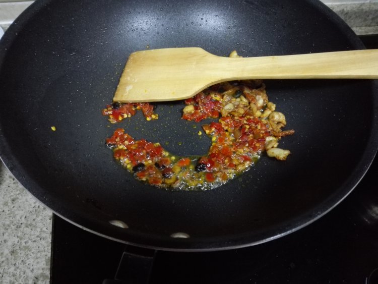 大蒜炒肉步骤2