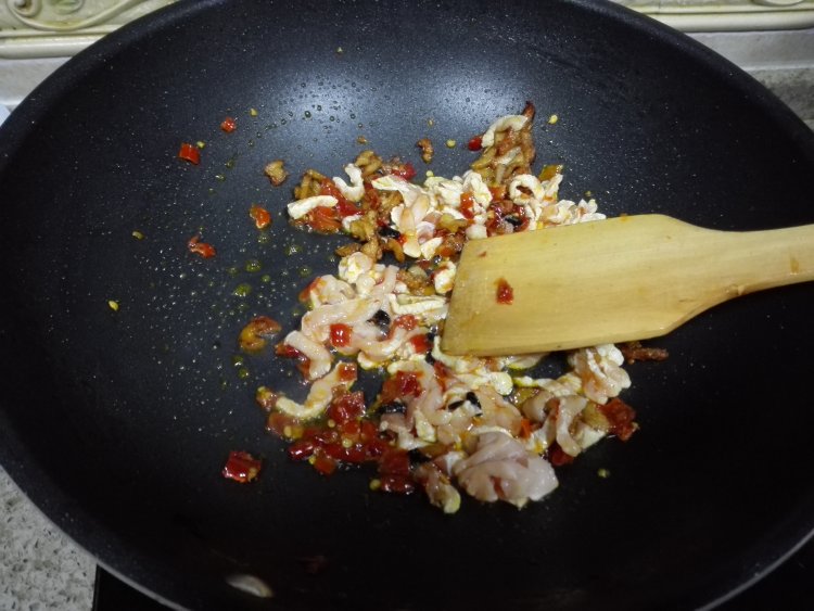 大蒜炒肉步骤3