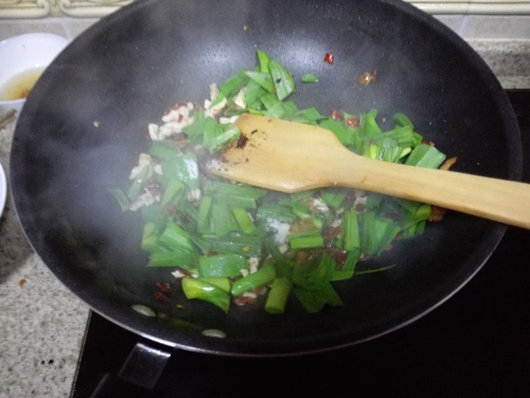 大蒜炒肉步骤5