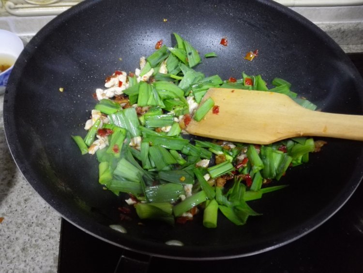 大蒜炒肉步骤4