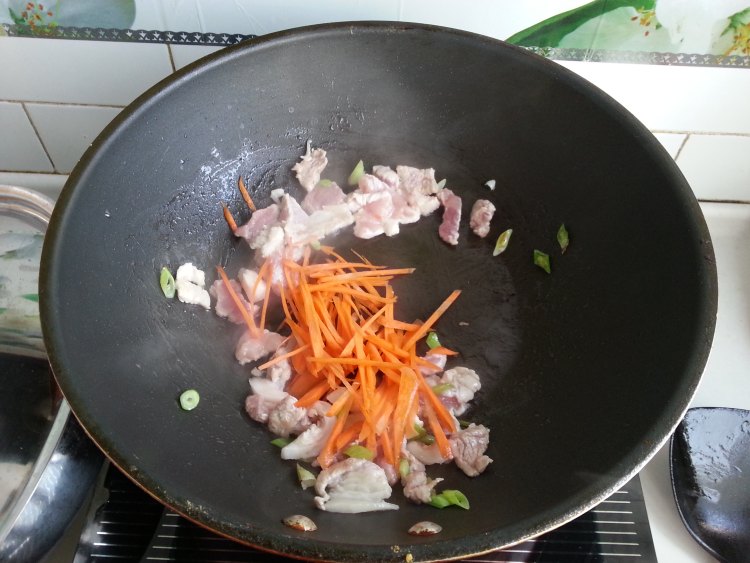 肉丝炒萝卜苗步骤4
