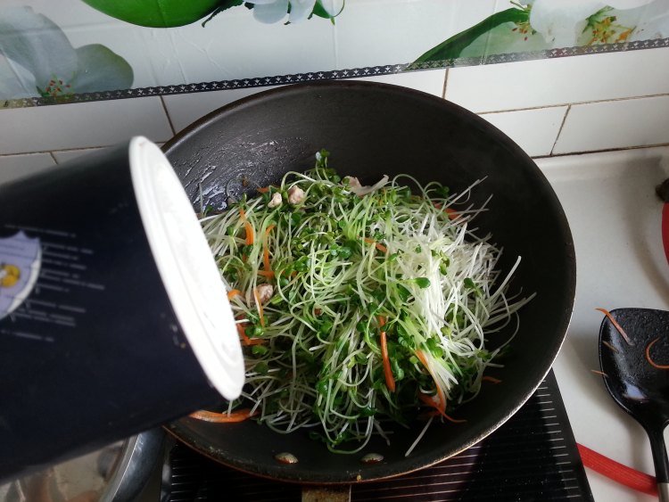肉丝炒萝卜苗步骤6