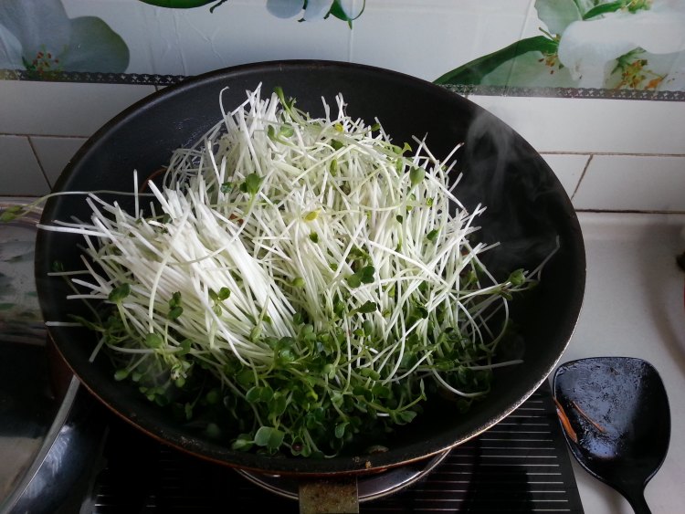 肉丝炒萝卜苗步骤5