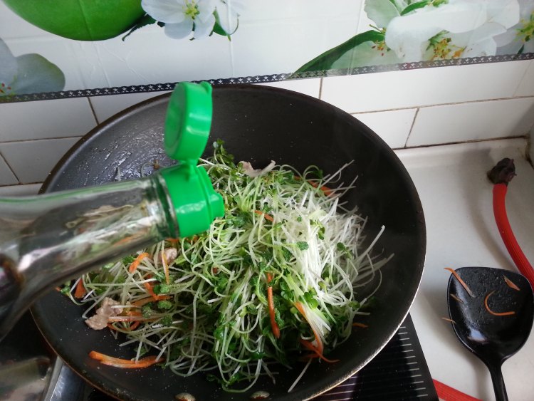 肉丝炒萝卜苗步骤7
