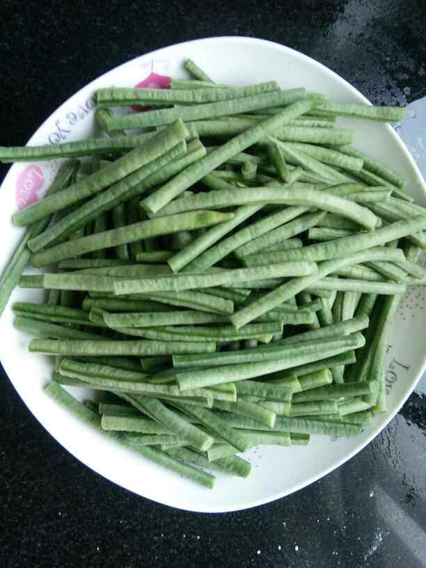 豇豆炒肉丝步骤1