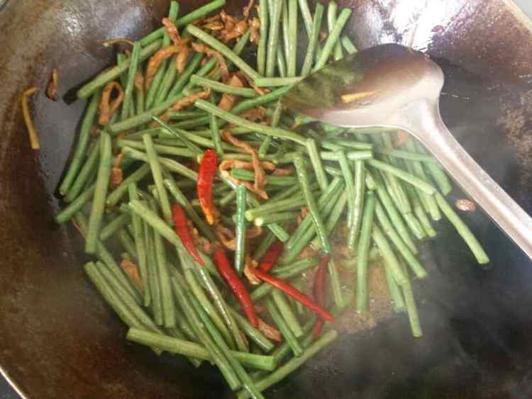 豇豆炒肉丝步骤7