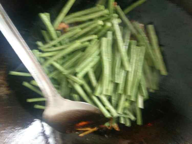 豇豆炒肉丝步骤6