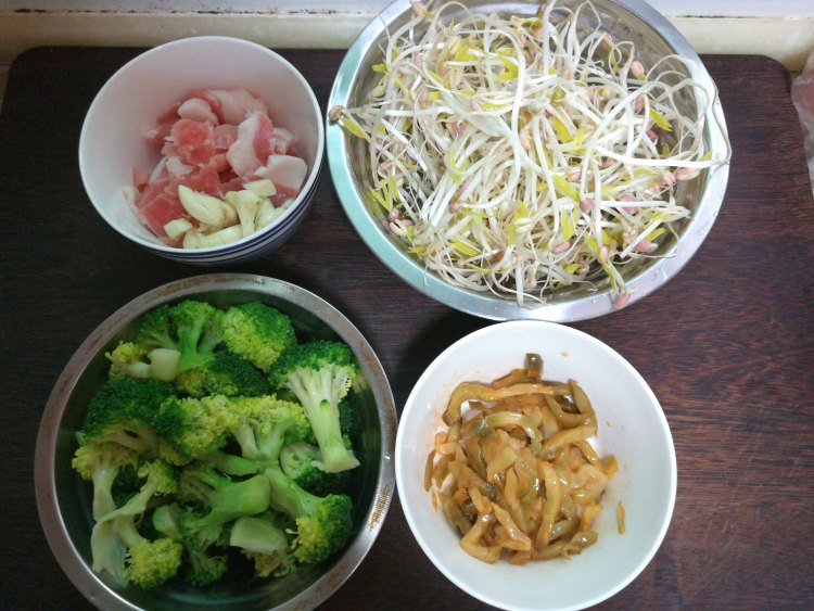 榨菜豆芽西兰花步骤1