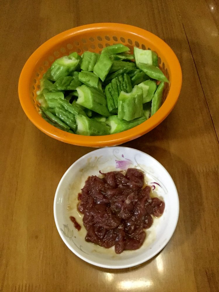 肉焖苦瓜步骤2