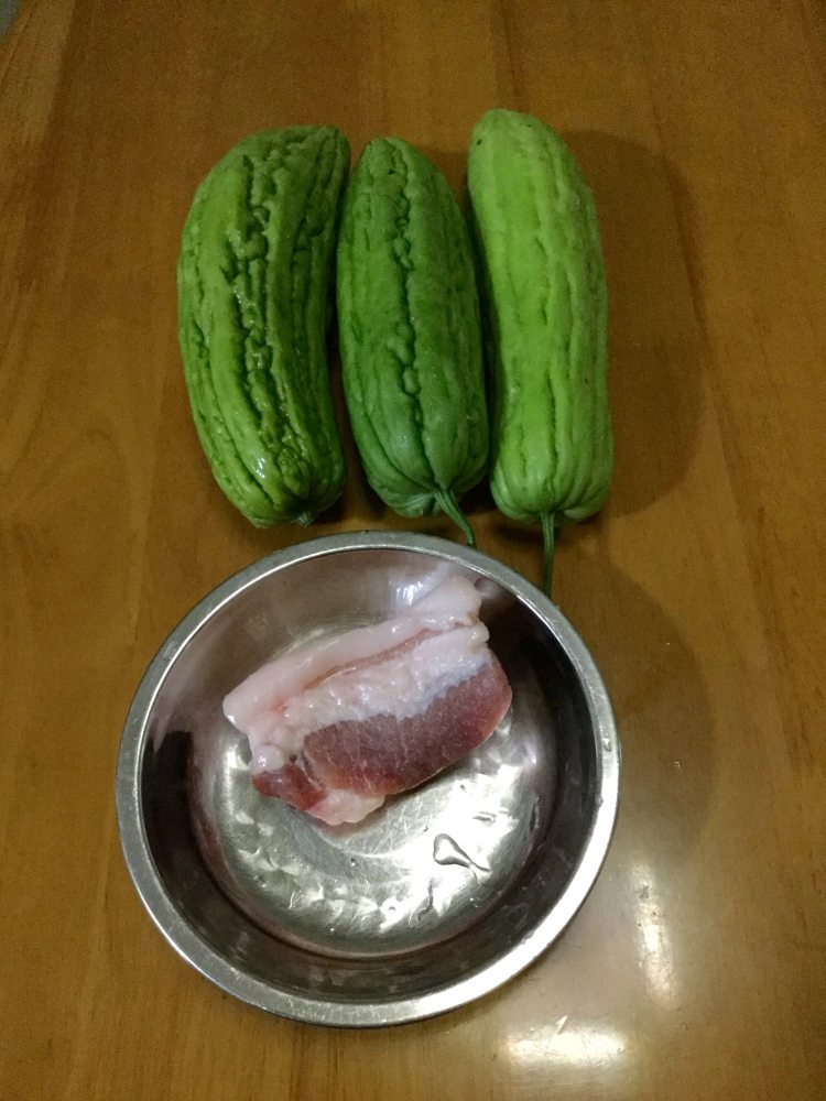 肉焖苦瓜步骤1
