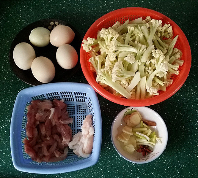 虎皮蛋肉片炒花菜步骤1