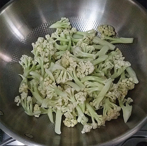 虎皮蛋肉片炒花菜步骤12