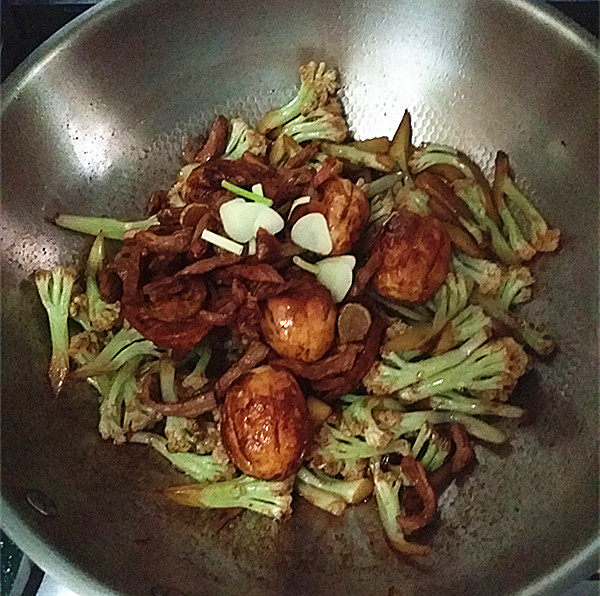 虎皮蛋肉片炒花菜步骤15