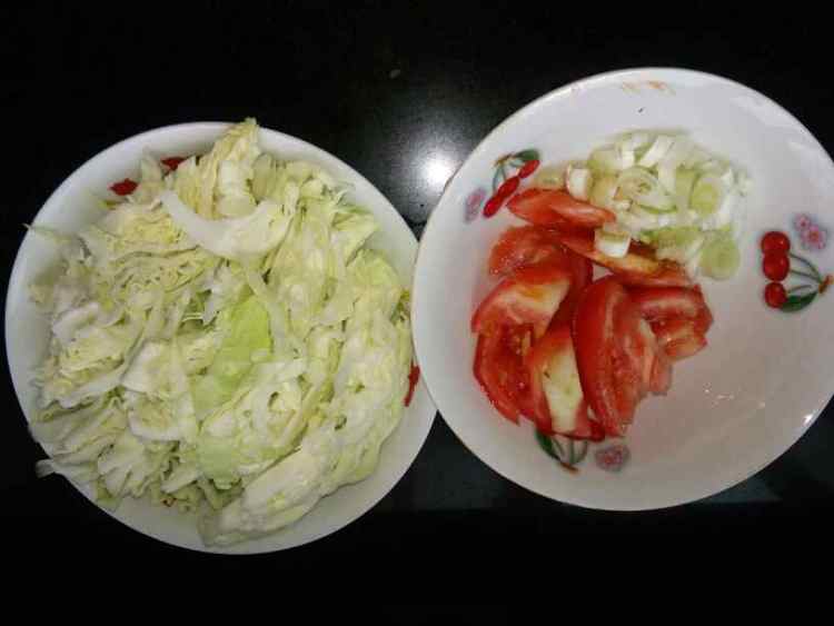 大头菜西红柿炒肉步骤1