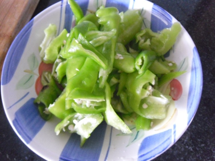 尖辣椒炒洋葱步骤4