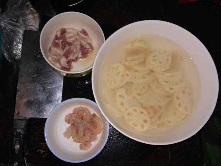 莲藕炒肉片步骤2
