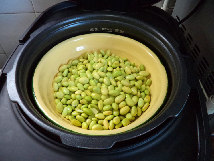 肉末炒毛豆步骤1