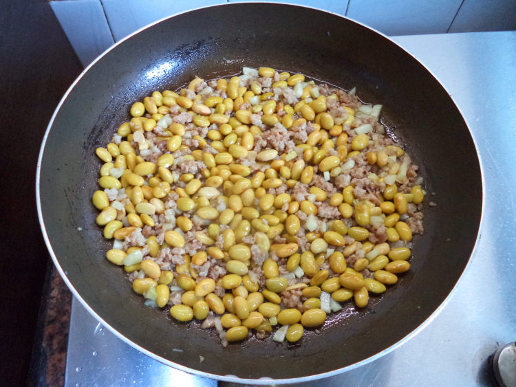 肉末炒毛豆步骤5
