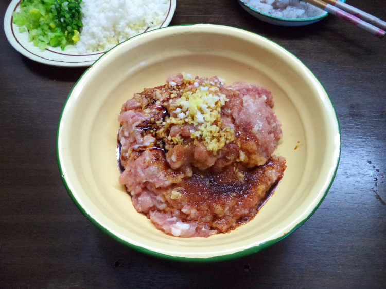 香芹鲜虾鲜肉饺步骤2