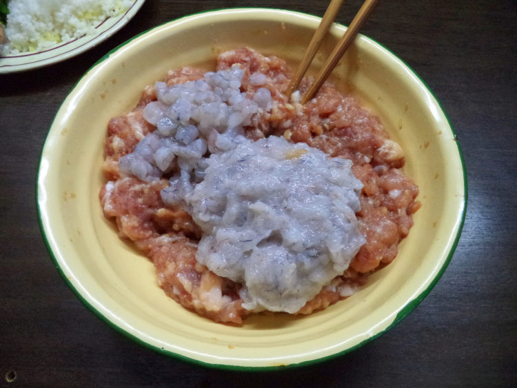香芹鲜虾鲜肉饺步骤3
