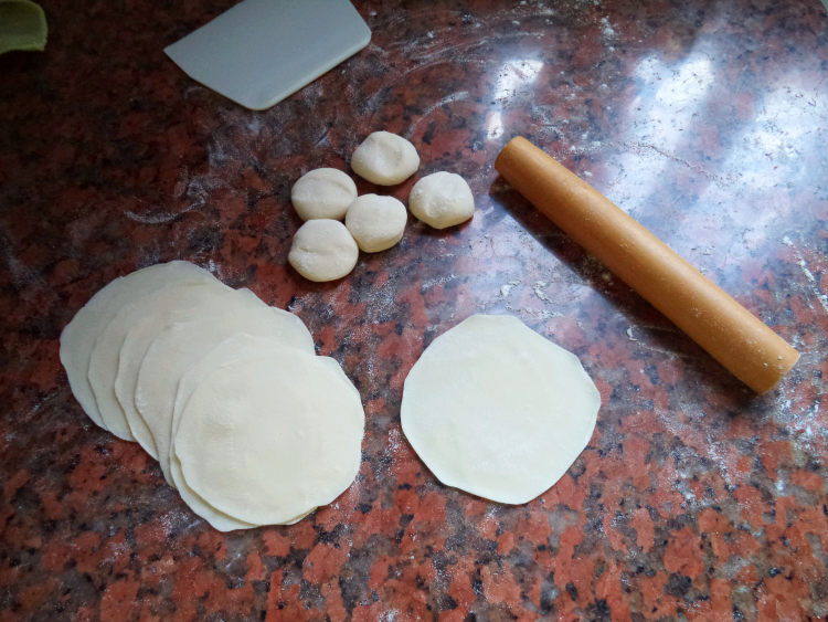 香芹鲜虾鲜肉饺步骤7