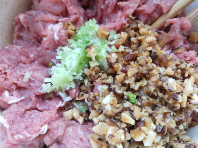 香菇猪肉烧麦步骤2
