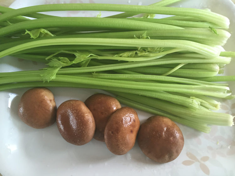 猪肉芹菜香菇发面包子步骤2