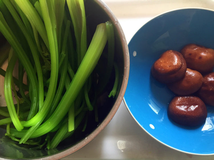 猪肉芹菜香菇发面包子步骤3