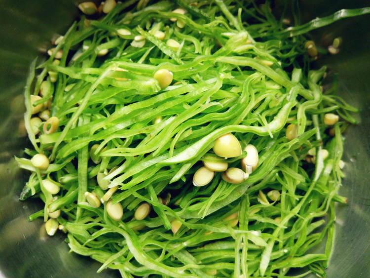 肉丝炒荷包豆步骤2