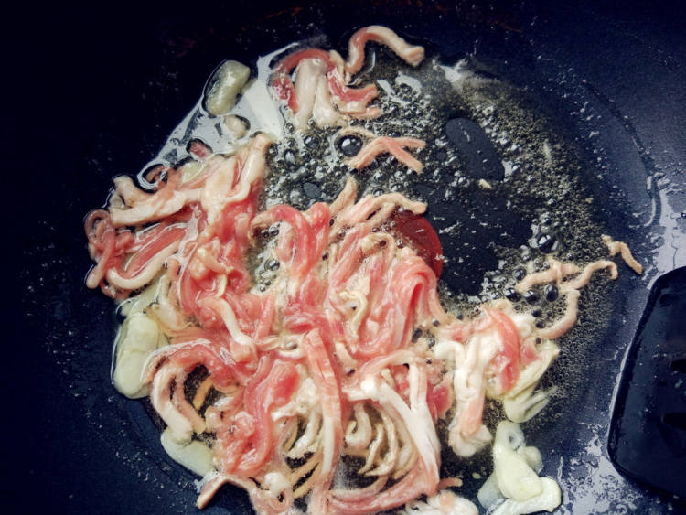肉丝炒荷包豆步骤4