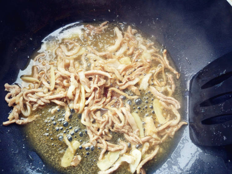 肉丝炒荷包豆步骤5