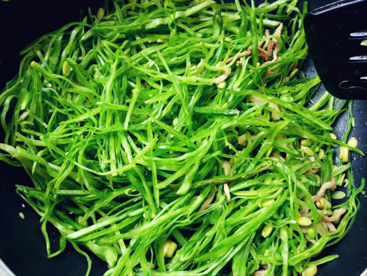 肉丝炒荷包豆步骤6