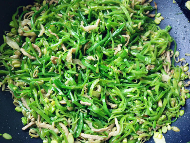 肉丝炒荷包豆步骤7