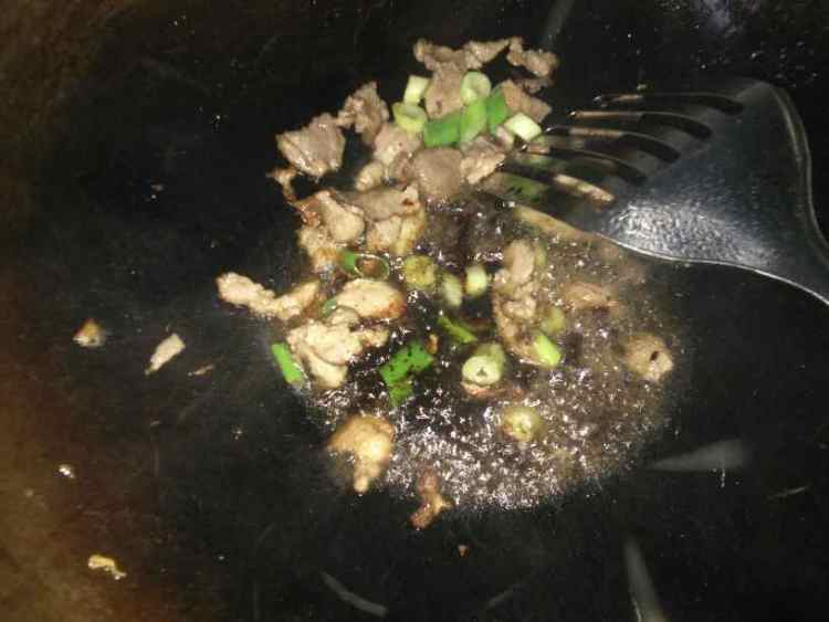 尖椒西红柿炒肉步骤5