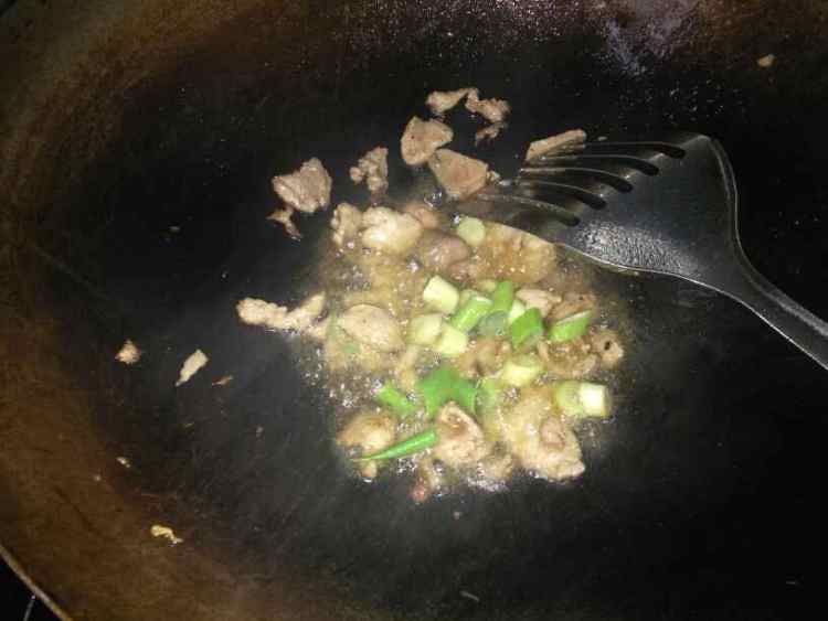 尖椒西红柿炒肉步骤4