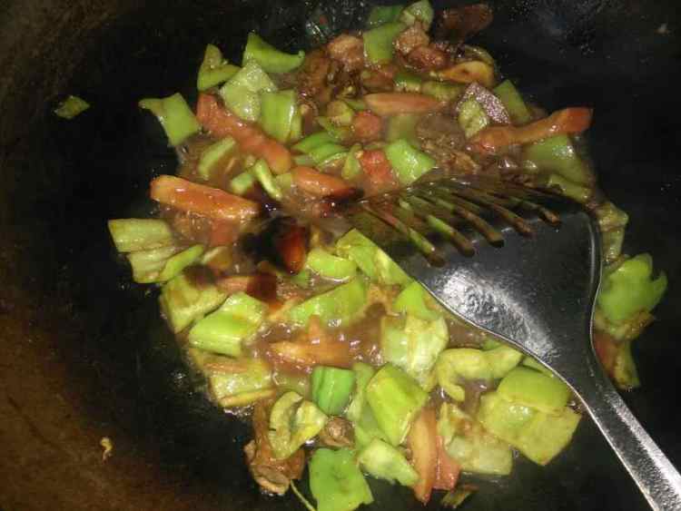 尖椒西红柿炒肉步骤8