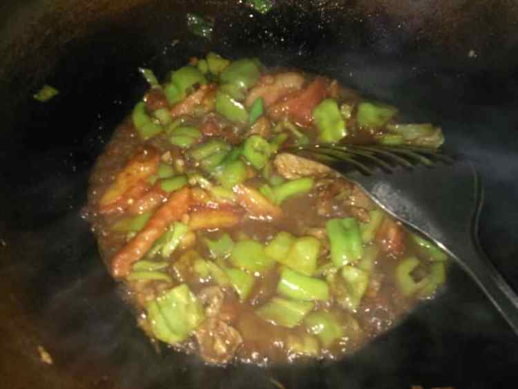 尖椒西红柿炒肉步骤9