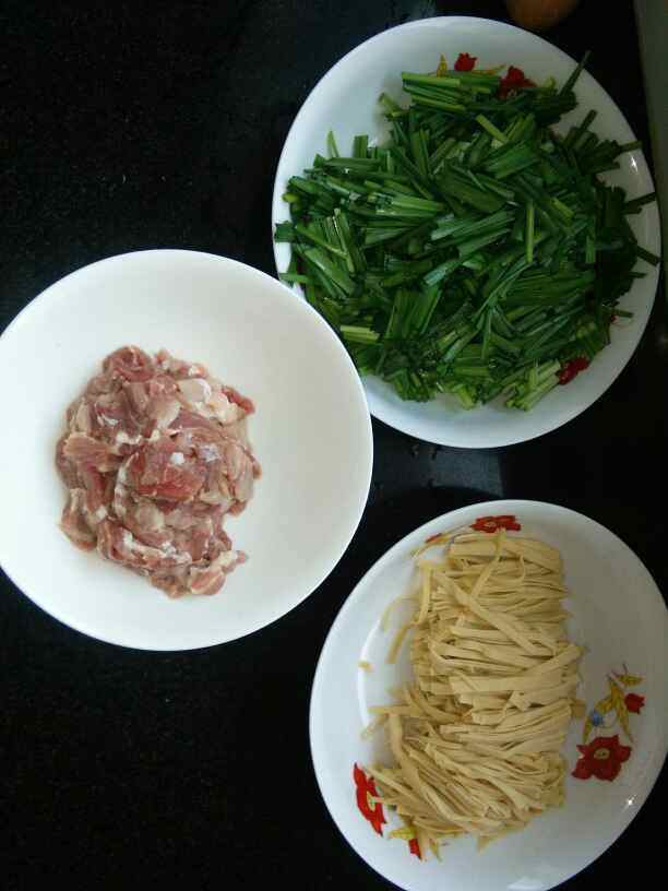 韭菜豆片炒肉步骤1