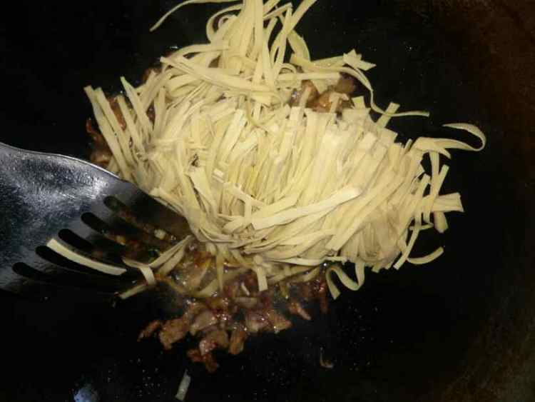韭菜豆片炒肉步骤6