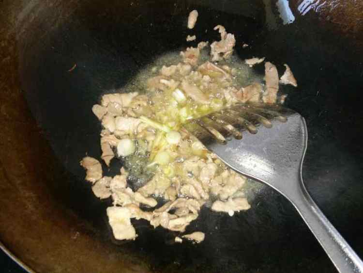韭菜豆片炒肉步骤3