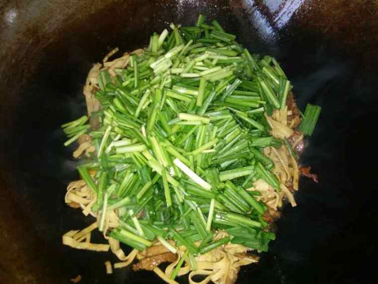 韭菜豆片炒肉步骤7