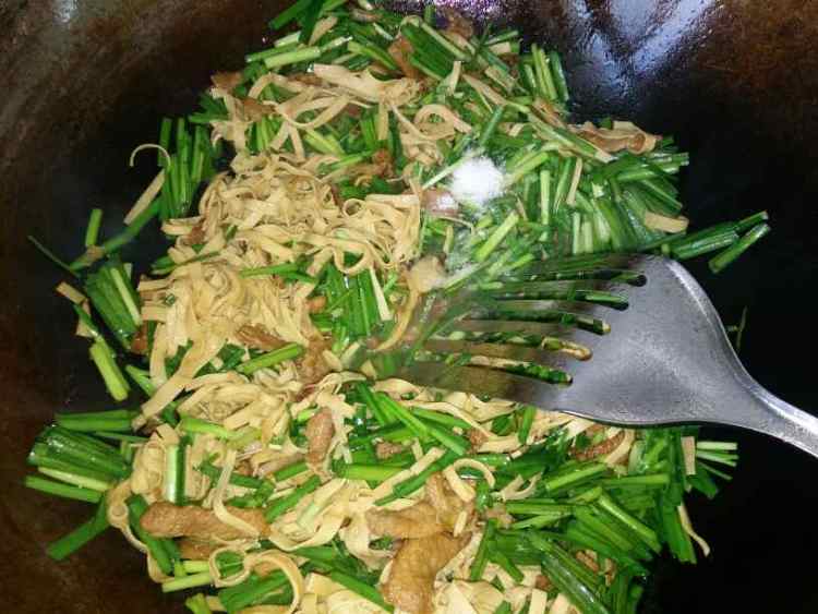 韭菜豆片炒肉步骤8