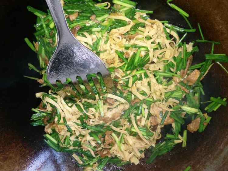 韭菜豆片炒肉步骤10