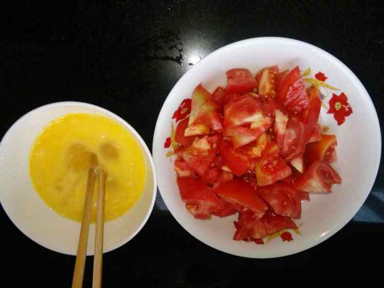 西红柿炒鸡蛋肉步骤2